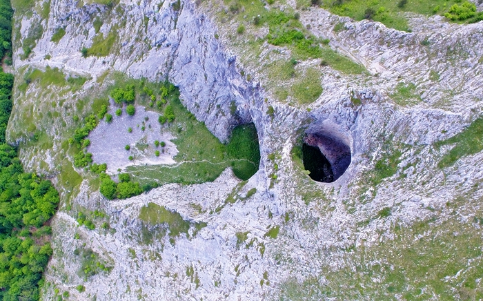 A "Sárkány-torka" barlang, Bélavár fölülről