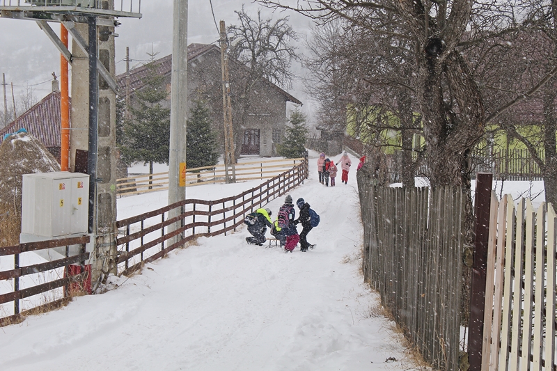 Gyerekek játszanak a hóban